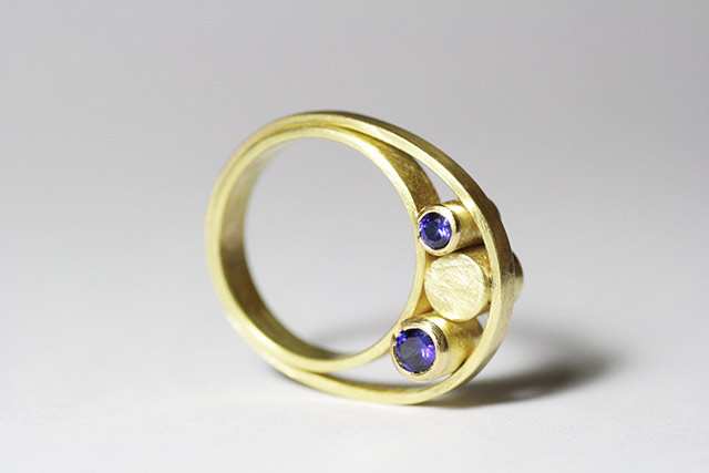 foto anello tre zaffiri