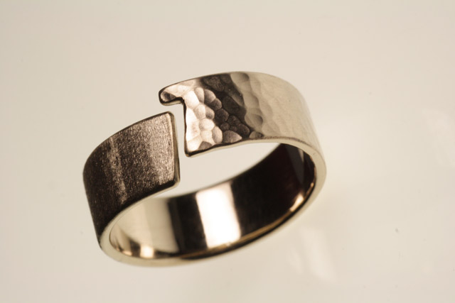 foto anello aperto uomo