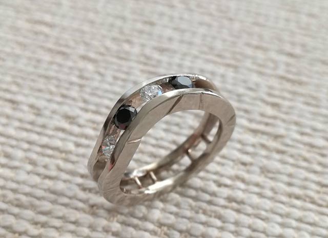 foto anello con diamanti bianchi e neri