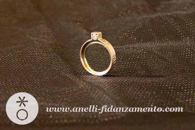 anello-insolito-con-diamante foto-anello-insolito-con-diamante