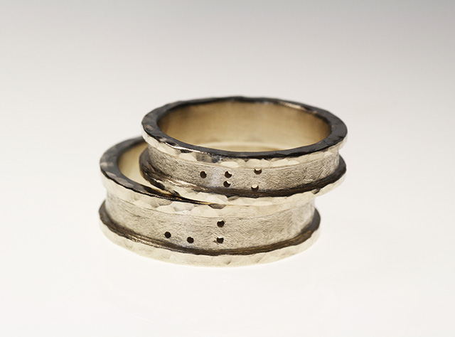 26 – Fedi “Aldo” fedi in oro bianco con profilo martellato, con le iniziali A e L bucherellate.