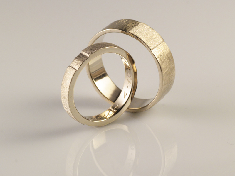 18- “Aretha”- fedi in oro bianco con finitura invertita: satinata e incisa / “Aretha” – white gold rings with complementary finishes: satin and engraved