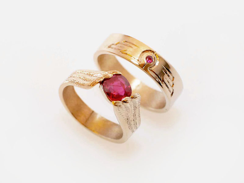 8- “Ali”- Fedi differenti con rubini, in oro rosa e bianco, incise a mano con simboli cari agli sposi / “Wings” – Two different rings, white and rose gold, with rubies, hand engraved with symbols chosen by the bride and groom