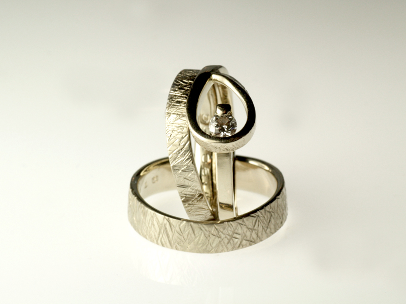 22- “Pat”- Fedi curve martellate, abbinate all’anello di fidanzamento / “Pat”- Hammered curved rings, coordinate to the engagement ring