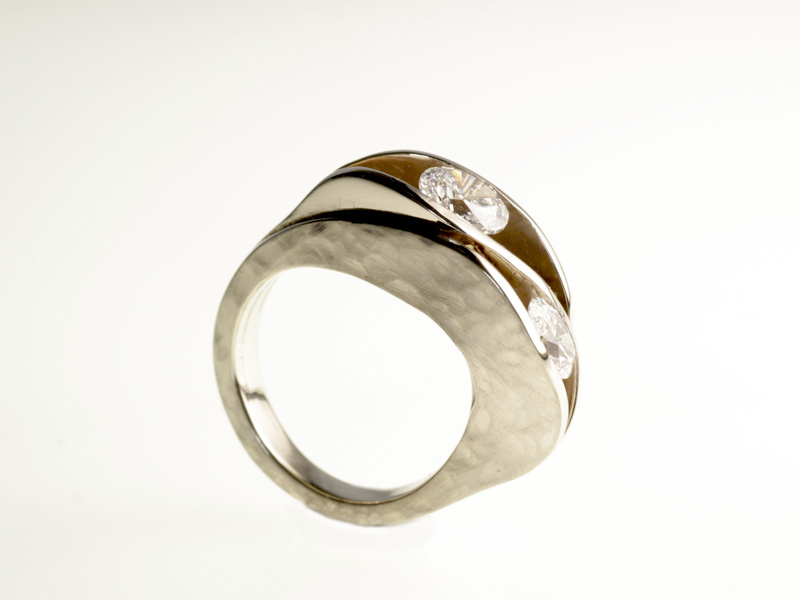 2-“Ovale” – anello in oro bianco martellato con due diamanti taglio ovale / “Oval” – white gold ring, hammered, with two oval cut diamonds