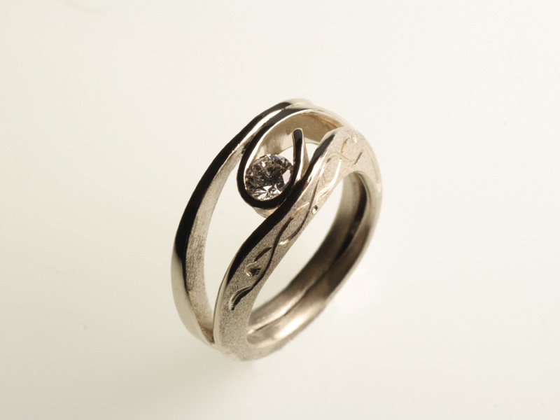 18- “Rita”- anello in oro bianco con fianchi incisi a mano e diamante etico / “Rita” – white gold ring with hand etched sides and ethical diamond