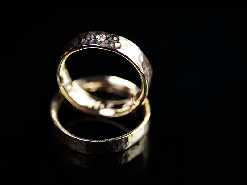 1- “Martellate” – fedi in oro bianco martellato, con diamanti / “Hammered” – White gold rings, hammered, with diamonds