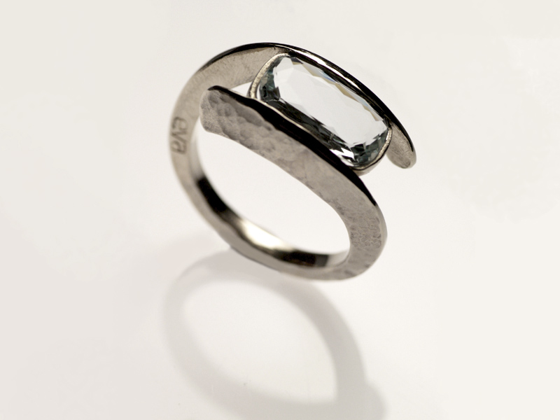 6- “Onda”- anello in oro bianco martellato, con acquamarina / “Wave” – white gold ring, hammered, with aquamarine