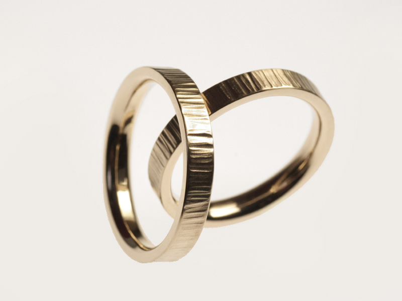 4- “Emma”- Fedi in oro bianco nickel free, martellate / “Emma” – White nickel free gold rings, hammered