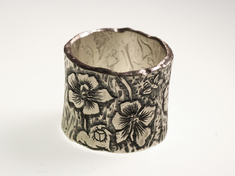 5- “Ibisco”- Fede in oro bianco incisa a mano / “Hibiscus” – White gold ring, engraved by hand