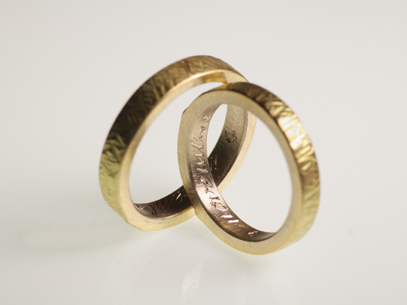 6- “Talita”- Fedi bicolore: dentro oro bianco, fuori oro giallo / “Talita” – Two-coloured rings: white gold inside, yellow gold outside