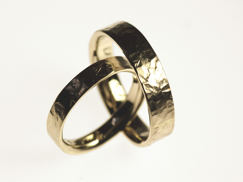 7- “Insieme”- Fedi in oro giallo martellate, modello classica rovesciata / “Together”– Hammered yellow gold rings, rounded inside edge