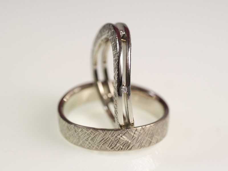 9- “Riccardo”- Fedi differenti in oro bianco martellate: veretta con diamanti e fede alta / “Riccardo” – Two different white gold rings, hammered, with small 0.01 kt diamonds