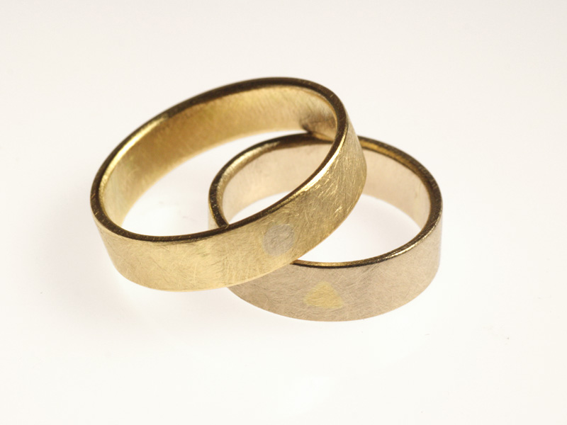 10- “Alberto”- Fedi differenti con inserti personalizzati: una in oro bianco e l’altra in oro giallo / “Alberto” – Two different rings, one in white gold and one in yellow gold, with personalised inserts