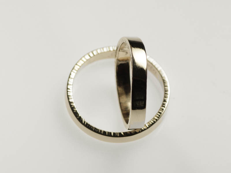 11- “Raggi”- Fedi in oro bianco nickel free, lucidate a specchio con profilo battuto / “Rays”– White nickel free gold rings, polished, with hammered profile