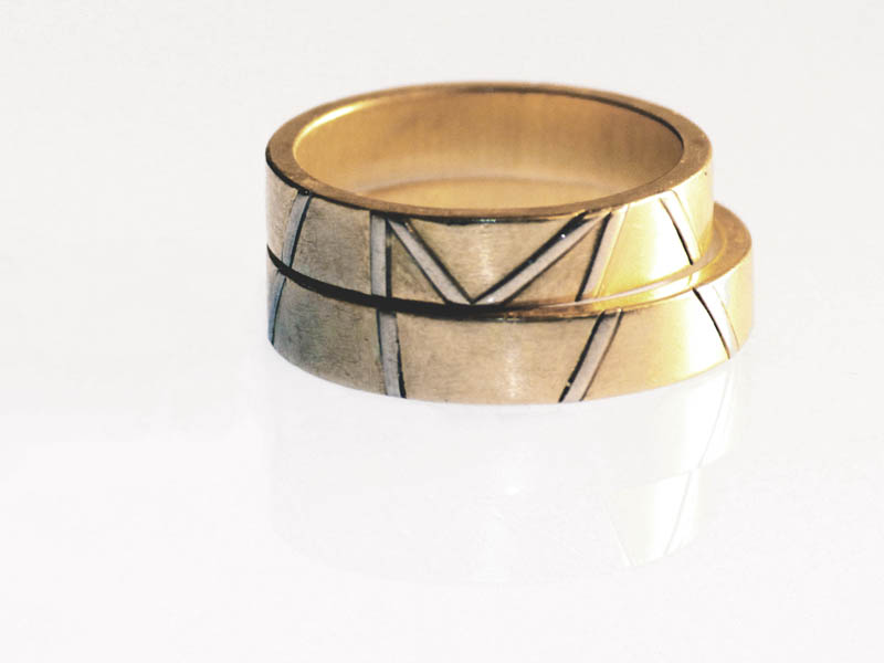 15- “Glenda”- Fedi in oro giallo con inserti in oro bianco che formano le iniziali degli sposi / “Glenda” – Yellow gold rings with white gold inserts, forming the bride and groom’s initials