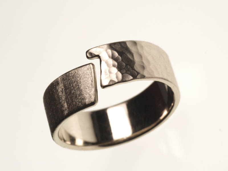 16- “Barbara”- Fede aperta in oro bianco, martellata e satinata / “Barbara” – Open white gold ring, hammered and satin