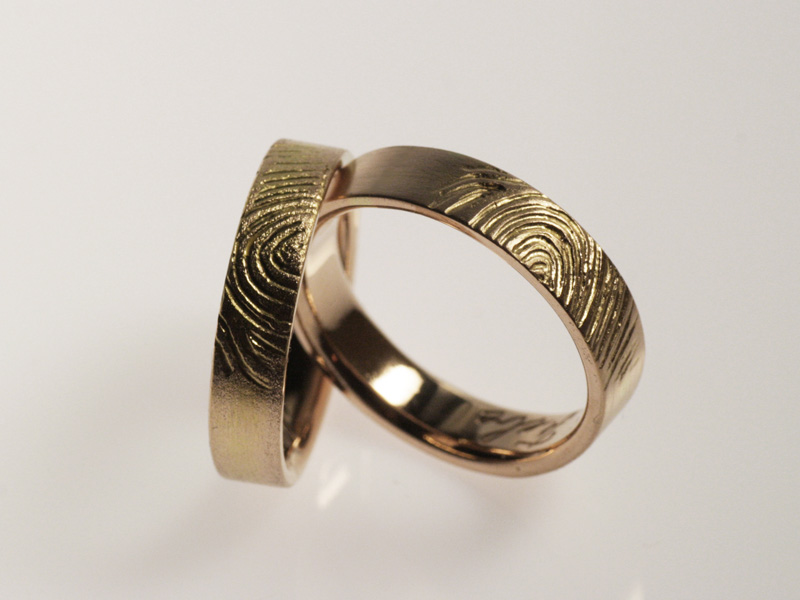 17- “Impronta”- fedi in oro rosa con l’impronta della figlia / “Fingerprint” – Rose gold rings with the couple’s daughter’s fingerprint