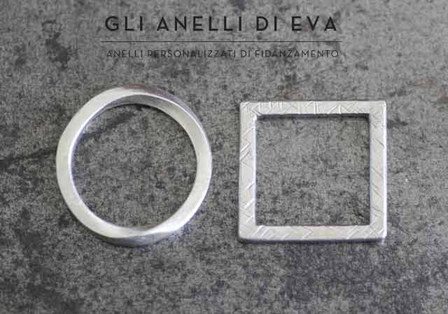 Gli anelli per fidanzati sono delle sottili fedine in oro. In foto una coppia di fedine personalizzate e differenti.