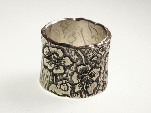 Fede nuziale originale: “Ibisco”- Fede in oro bianco incisa a mano / “Hibiscus” – White gold ring, engraved by hand