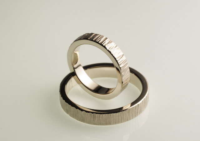 foto anelli senza anima Questi non sono "anelli senza anima"! Fedi personalizzate eseguite a mano in oro bianco, battute a martello.