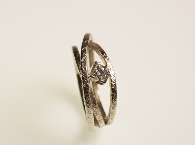 foto anello di fidanzamento martellato Anello di fidanzamento martellato