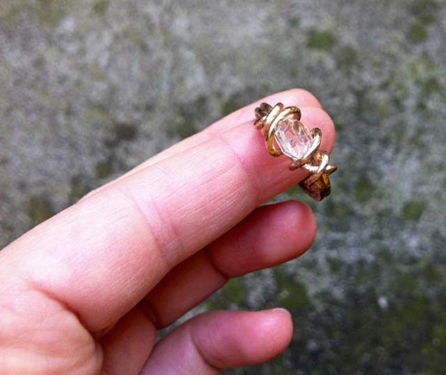 anello di fidanzamento con nodo inglese