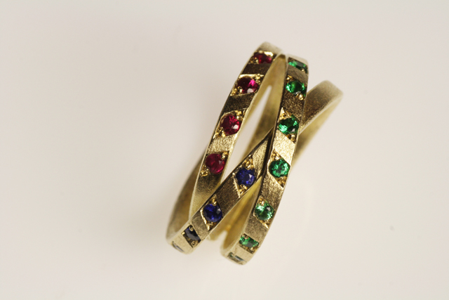 foto fede nuziale pietre colorate