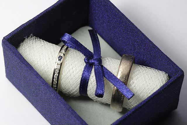 foto fedi con zaffiri e diamanti