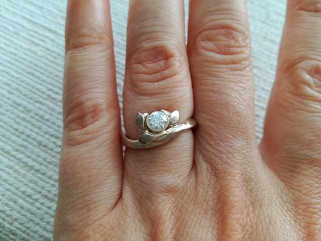 foto anello fidanzamento con foglie