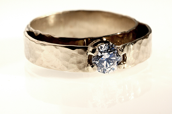 foto anello battuto in oro