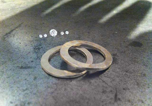 foto anello di fidanzamento sottile