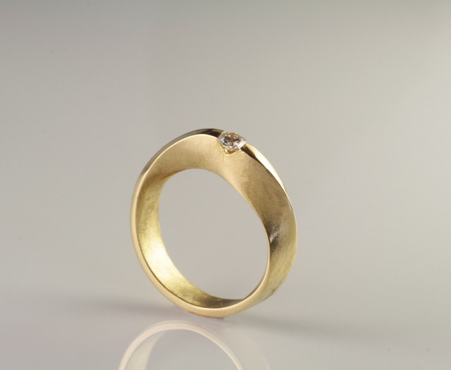 foto anello con fedina sottile