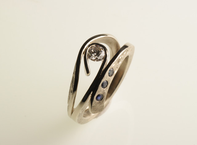 foto anello vintage con zaffiri