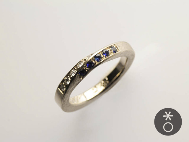 foto anello in oro bianco con zaffiro blu
