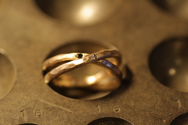 foto coppia di anelli intrecciati