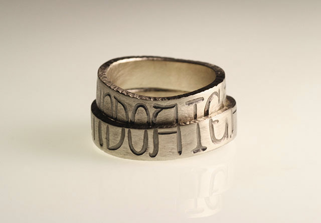 foto anelli su misura con incisioni in nero anelli su misura con incisioni in nero