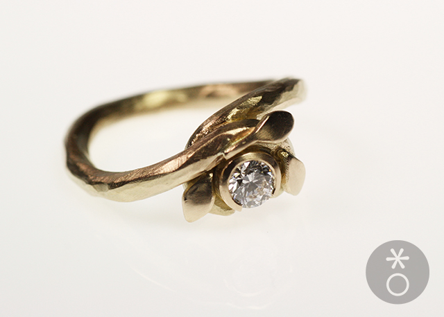 foto anello con foglie personalizzato