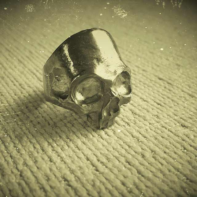 foto anello a forma di teschio